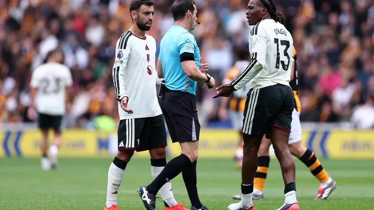 Manchester United Gặp Khó Khăn Với Quy Định Trang Phục Tại Ngoại Hạng Anh
