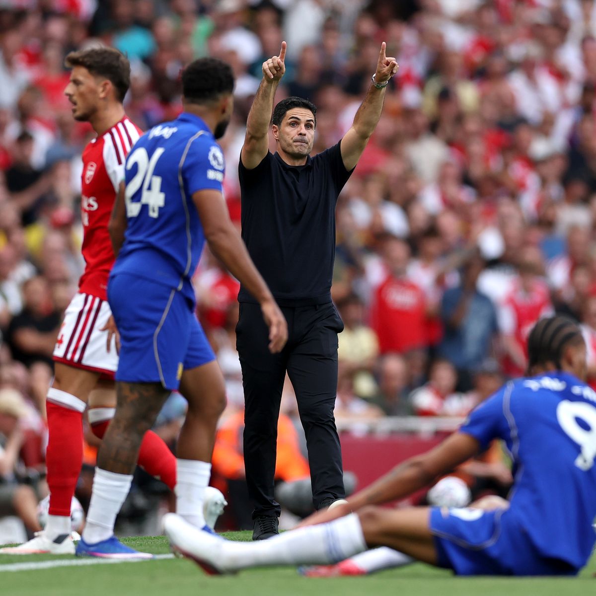 Arteta đứng ngoài khu vực kỹ thuật: Vị trí HLV ở đường biên gây tranh luận sau Arsenal thắng Chelsea